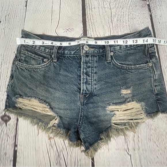 WE THE FREE destructed short blue denim shorts, size 26 - Picture 8 of 12